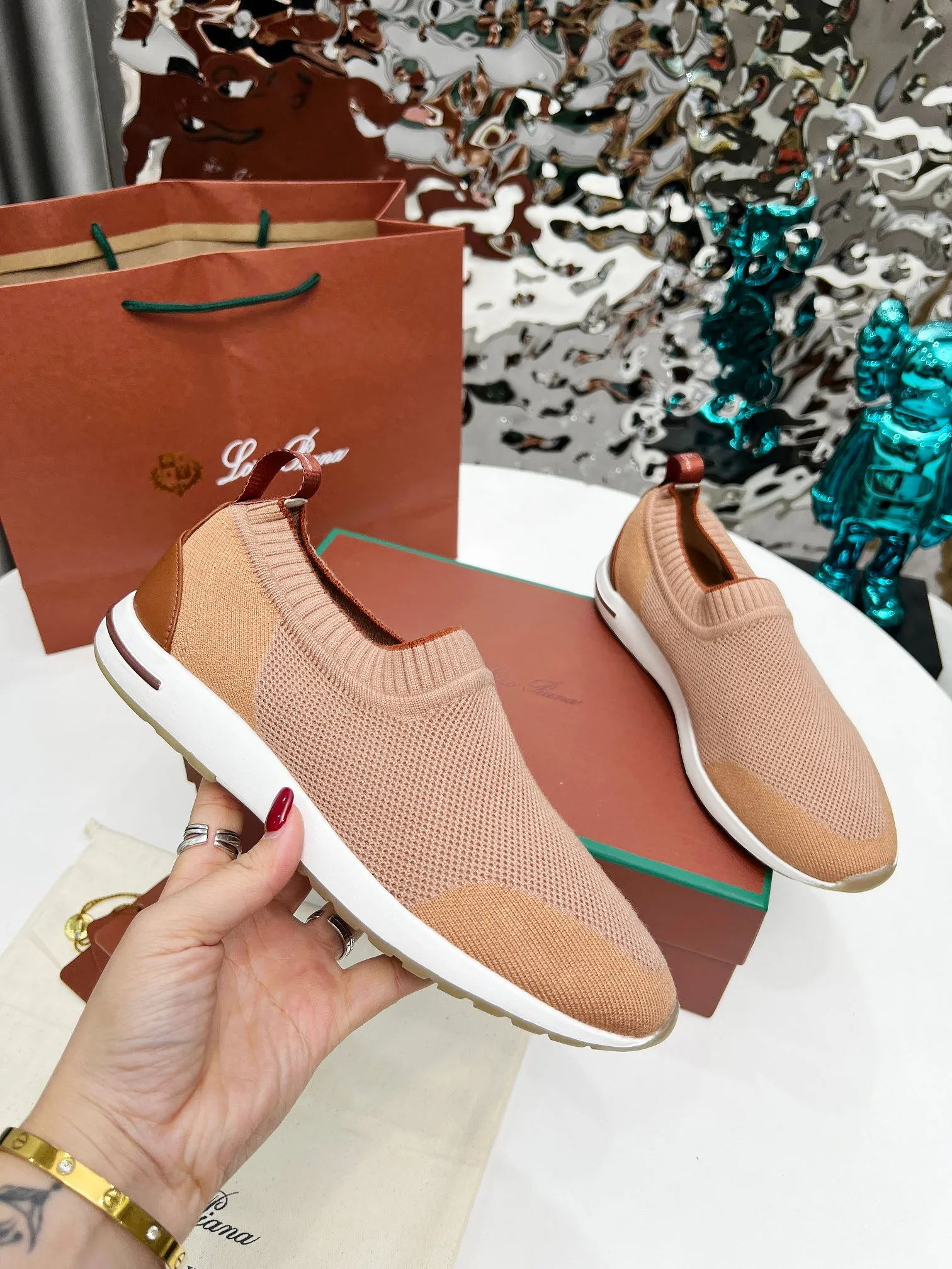 👟👟Ex-factory price 440👟👟 Men’s size +10 🧨🧨🧨Loropiana’s new board is online! This product is made of imported nylon velvet and developed from original boards. It is light, comfortable and breathable, and is suitable for all seasons. Size: 35-41, (Note: 35 and 41 are not returnable or exchangeable),